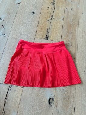 Lululemon Pleated Skirt in Red. Size 4